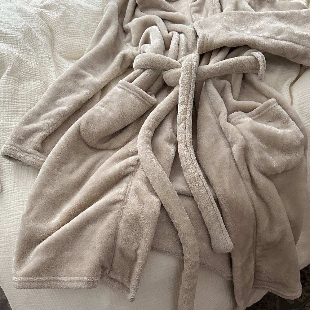 Summer & Rose Plush Cream Robe - Picture 4 of 4